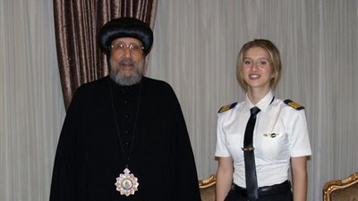 الأنبا إرميا رئيس المركز الثقافي القبطي الأرثوذكسي يستقبل ميرولا ماجد أصغر كابتن طيار في مصر 