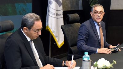 محافظ قنا ورئيس الهيئة العامة للمناطق الحرة يبحثان فرص الاستثمار بالمحافظة