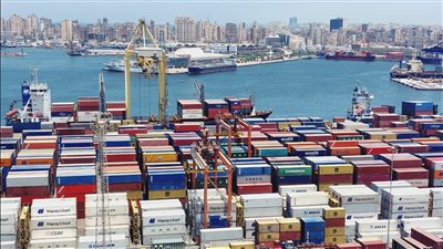 رغم اضطراب حالة البحر.. نشاط في حركة الملاحة بميناء الإسكندرية 