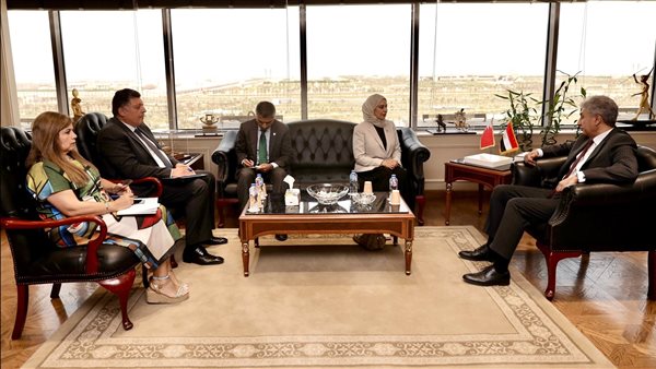 وزير السياحة يلتقي