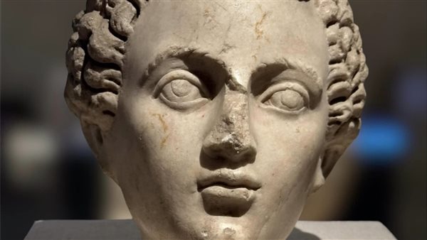  رأس تمثال من الرخام
