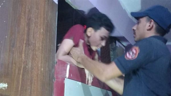 إنقاذ طفل احتجز داخل