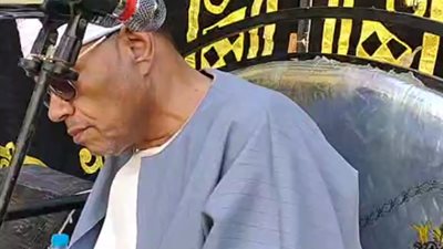 رد على التليفون وهو يتلو القرآن.. هجوم واسع على قارئ في عزاء: لم يحترم كلام الله