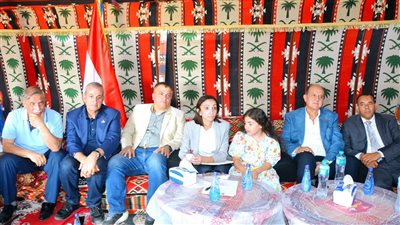 في خيمة بدوية.. محافظ البحيرة تلتقي عددا من الأهالي والمواطنين بوادي النطرون | صور