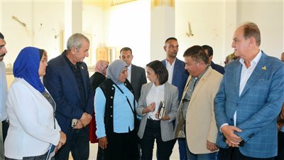 محافظ البحيرة تتفقد مسجدًا تحت الإنشاء بوادي النطرون وتهديه مجموعة من المصاحف