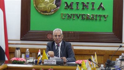 رئيس جامعة المنيا يؤكد على وضع ضوابط لحفلات التخرج ويقرر صرف مكافأة 500 جنيه للعاملين