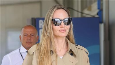 أنجلينا جولي تصل مهرجان فينيسيا السينمائي استعدادًا لحفل الافتتاح