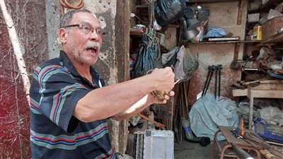 70 سنة ولسه بيعافر.. أكبر سمكري بلدي في سوهاج: المهنة بتنقرض وورثتها عن والدي| صور وفيديو