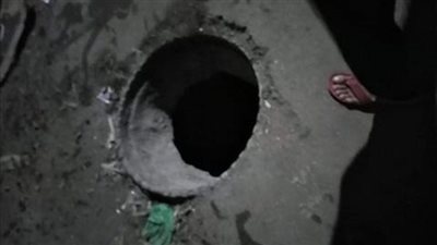 انتشال جثمان طفل من بئر صرف صحي في منزل أسرته بقنا | بث مباشر