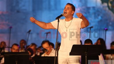 مدحت صالح يتألق في مهرجان القلعة للموسيقى والغناء بحضور جماهيري كامل العدد| صور