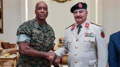 قائد القيادة العسكرية الأمريكية بإفريقيا يلتقي خليفة حفتر في بنغازي 
