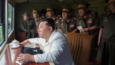 زعيم كوريا الشمالية يشهد تجربة اختبار نظام جديد لإطلاق صواريخ متطورة
