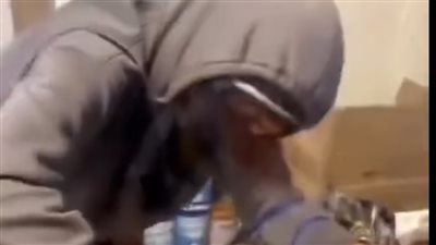 على طريقة روبن هود.. لص يداهم متجرا في بريطانيا ويوزع الأموال على الفقراء