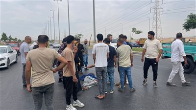 عدت قدامه فجأة.. موتوسيكل يصدم سيدة أعلى طريق الواحات بأكتوبر |صور