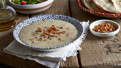 مُغذي ولذيذ| طريقة عمل الكشك الصعيدي على أصوله.. باللبن والبصل المقرمش