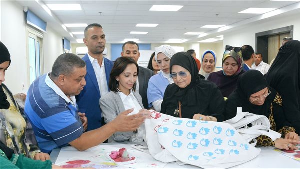 محافظ البحيرة خلال