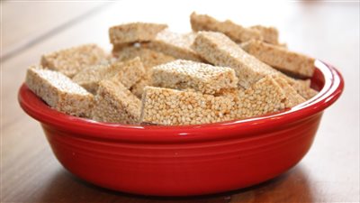 طريقة عمل السمسمية بالعسل الأبيض والأسود.. مقرمشة من غير سكر 