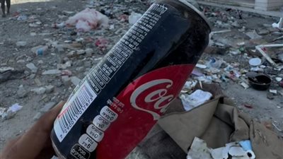 قاطع لأجل غزة.. شاب فلسطيني يُوثق عثوره على عبوات مشروبات غازية ضمن مخلفات الاحتلال