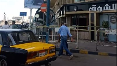 كردون أمني لحماية المارة.. آثار انهيار شرفة عقار بالإسكندرية تسببت في مصرع فتاة وإصابة أخرى| بث مباشر 