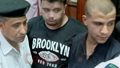 بالبدلة الزرقا.. أول ظهور لـ عصام صاصا وشقيقه أمام المحكمة لاتهامهما بتزوير محرر رسمي