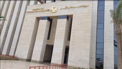 إدارة آثار ميت رهينة تنقل 10 أثريين إلى مناطق أخرى