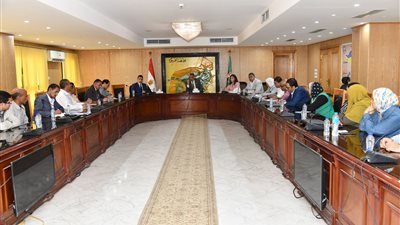 لتصميم مواقع مشروعات الخدمات المحلية والاقتصادية.. محافظ الفيوم يلتقي متدربي مشروع الدعم الفني