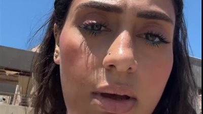 بيجروا ورايا ومش عايزين يسيبوني.. سيدة تزعم اعتداء أسرة زوجها عليها وخطف ابنتها منها| صور 