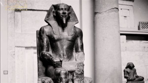 صورة قديمة لـ تمثال