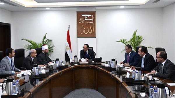 رئيس الوزراء يستعرض