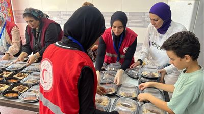  لدعم الأسر الأولى بالرعاية.. الهلال الأحمر يواصل تقديم خدماته ضمن حملة إيد واحدة