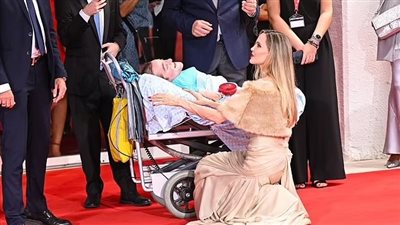 موقف إنساني من أنجلينا جولي خلال لقائها معجبا مصابا بضمور في مهرجان فينيسيا| فيديو