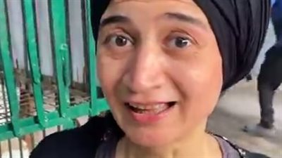 سيدة تهب حياتها لإطعام القطط والكلاب بالشوارع: الرحمة حلوة.. ودول روح زينا | بث مباشر