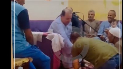 أول تعليق من نقيب القراء على تقبيل شاب لقدم القارئ حجاج الهنداوي خلال أمسية دينية