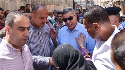 محافظ الإسكندرية خلال حملة إشغالات: قطع الكهرباء عن الباعة المخالفين وتحرير محاضر سرقة تيار