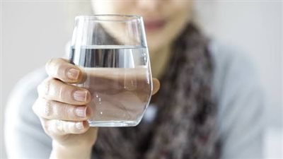 لماذا شرب الماء الدافئ في الصباح مفيد لصحتك؟
