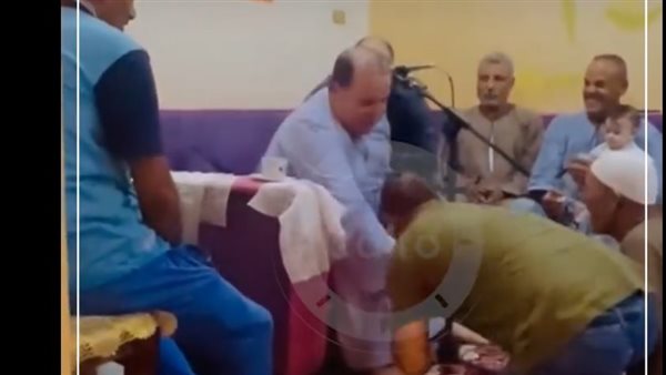 شاب يقبل قدم الشيخ