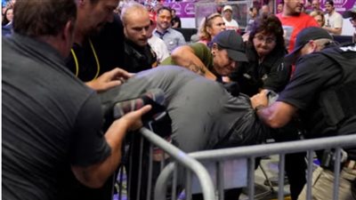 تفاصيل محاولة شخص اقتحام منصة ترامب.. والأخير يعلق ساخرًا: هل هناك مكان أكثر متعة؟