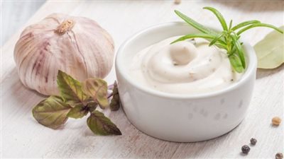 طريقة عمل الثومية السوري الأصلية.. سر التوازن بين الثوم والليمون