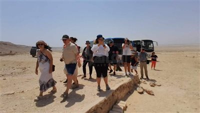 وفد سياحي متعدد الجنسيات يزور المناطق الأثرية بالمنيا