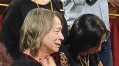 مش مصدقة وفاته.. انهيار زوجة السيناريست عاطف بشاي خلال تشييع جثمانه من كنيسة مارمرقس