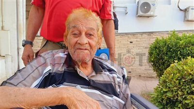 ابنة صالح العويل تستغيث لنقل والدها للعناية المركزة: حالته صعبة ويعاني من مياه على الرئة والقلب