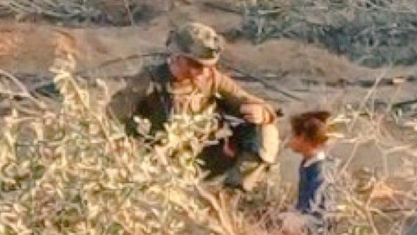 جندي إسرائيلي والطفلة