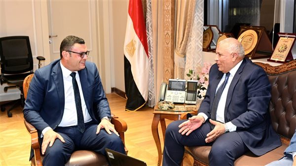 وزير الإسكان ومحافظ