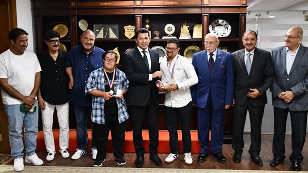 وزير الرياضة مع بعثة