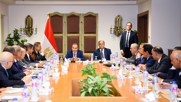 وزير الخارجية مع