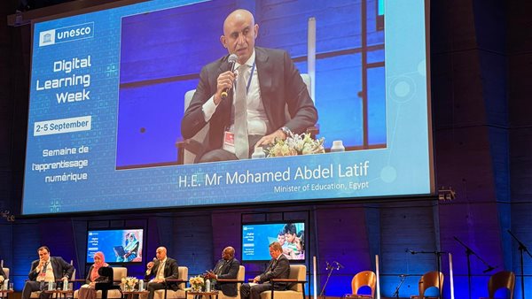 وزير التعليم خلال