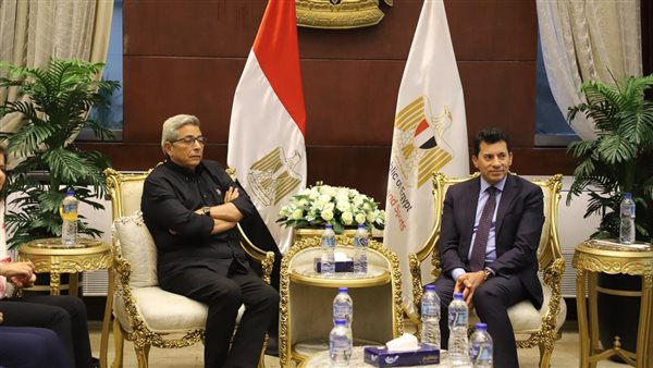 وزير الرياضة مع محمود