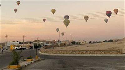 600 سائح على متن 30 رحلة بالون طائر بسماء الأقصر 