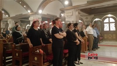 انهيار أسرة الدكتورة سميرة ميشيل خلال صلاة الجنازة عليها | صور