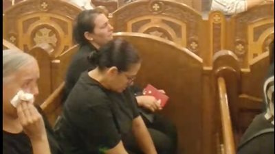 انهيار أسرة الدكتورة سميرة ميشيل خلال تشييع جثمانها بكنيسة السيدة العذراء| بث مباشر 